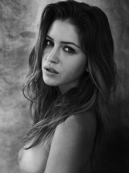 TOPLESS Jehane “Gigi” Paris