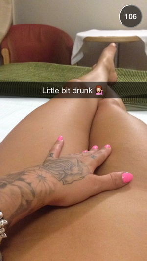 Man waiting photo from girl to nomdin