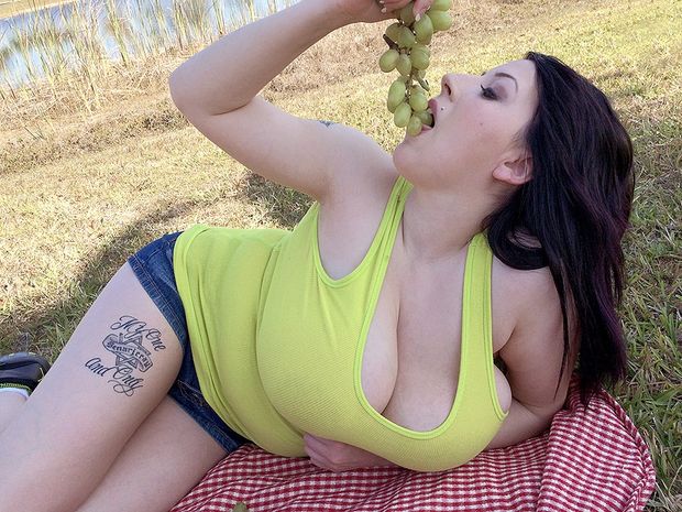 Out of the studio, new XL Girl Kamille Amora visits a park with a staffer to chat about herself and what she does back home in Seattle, Wash
