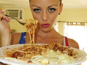 luci-ford-spaghetti-supermodel-model-food