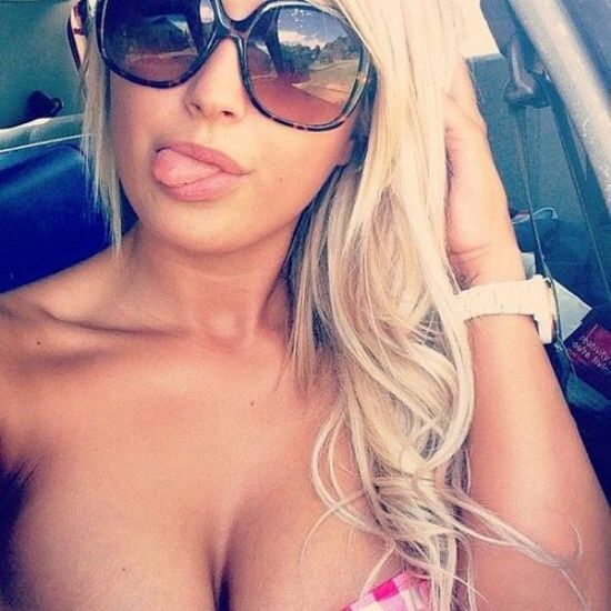 Car selfie whore with awesome cleavage