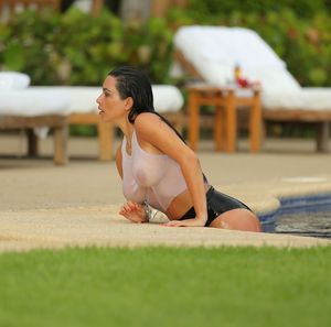 kim kardashian saindo da piscina com blusa molhada
