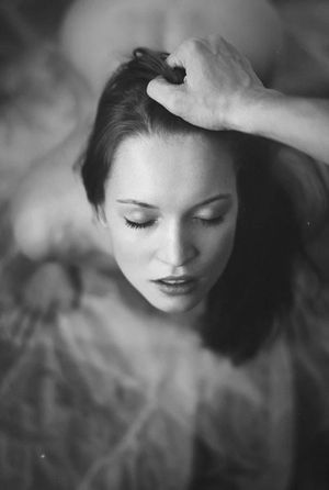 Che i miei seni ti provochinoVoglio la tua furiaVoglio vederei tuoi occhi appesantirsiLe tue guance sbiancare incavandosi.Voglio i tuoi brividi.Devi esplodere tra le mie cosceI miei desideri vanno esauditi sul terreno fertile del tuo corpo senza pudore.(J