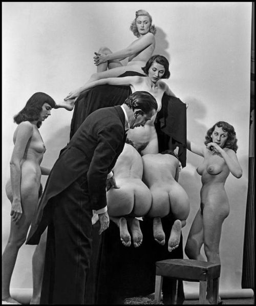krixounette:

1951 - Salvador Dali - Photography inspiration for...