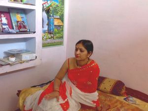 लौड़े के इंतज़ार में मेरी माँ.... Who wanna fuck my mom first