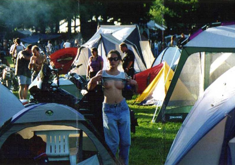 Just cooling down the boobies < she doesn’t know someone has a camera ;)