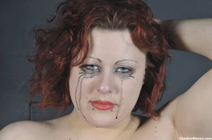 Bondage sur glacon pour une slope mure bien en chair suspendue toute nue