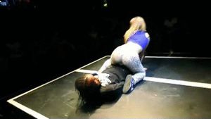 Blonde Girl Surprises Crowd With Miley Cyrus Twerk At Booty Shaking Contest! 4