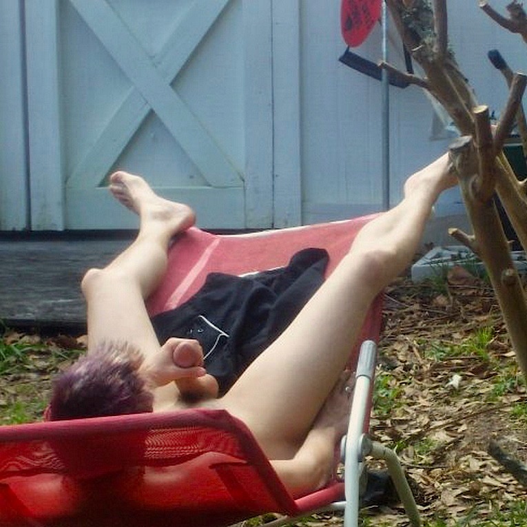 Enjoyment in the afternoon, behind the shed in the backyard.