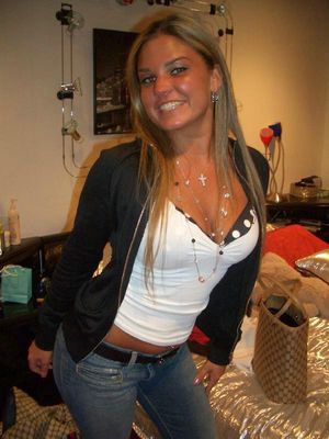 Rate This Sexy Tanned Blonde Girl Chat To Me HereContinue reading...