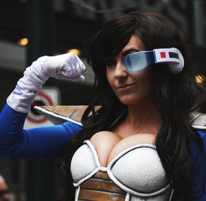 mujer disfrazada de vegeta