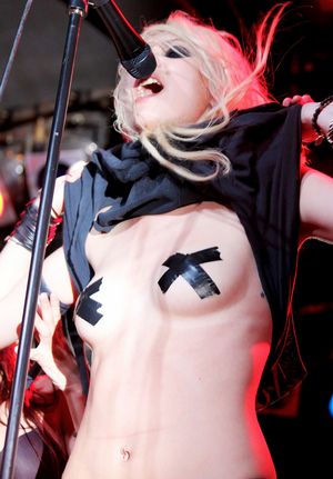 Taylor Momsen tit flash