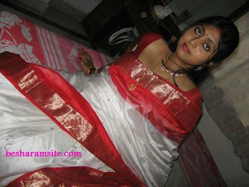 Indian mature woman cleavage