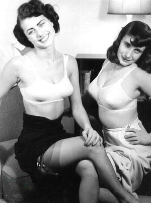 Salopes des années 50 montrent leur cul en bas nylon