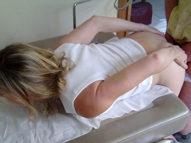 vu que tu n’as été une très bonne salope hier chez Stellas et que tu n’as
  pas donné entière satisfaction à un ami, comme “punition” je t’installe
  sur le lit comme ça pour bien m’offrir tes fesses et cul…je te doigte un peu pour goûter…..
  je prends t