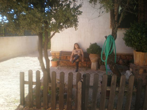 mature Maria t’attend à l’heure de la sieste pour te vider ls couilles et se faire troncher à fond