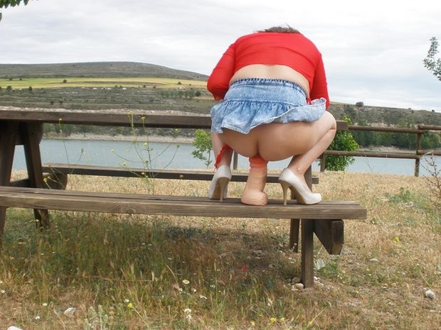 Mature Maria se rode ses trous …. Elle va s’offrir sur cette table d’aire de repos. Tous les chauffeurs pourront la défoncer et vider leurs couilles