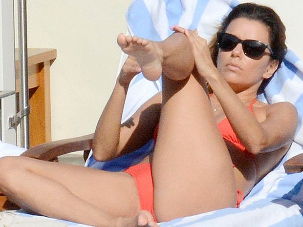 Eva Longoria spread legs in sexy bikini