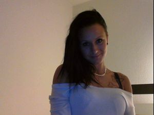 Auf Arsch &amp; Titten, wird immer gut geritten ;)Alter: 23, Haarfarbe: Schwarz, Figur: SchlankHobbys: Fitness, Shoppen, Essen &amp; Reisen, mit Freunden treffen, weg gehen,also parties non stop und bar-action ;)Was mache ich vor der Cam?C... Cont