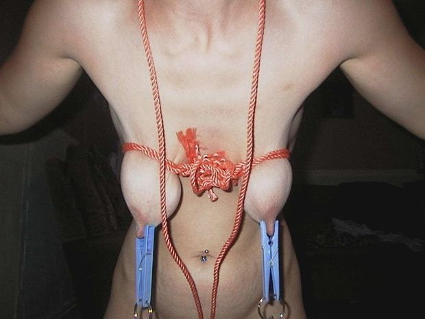 Amatrice nue pinces aux seins et a la chatte gode dans la bouche attachée par son mari pervers