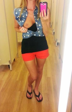 Do you like public mirror pics?? Feels extra naughty to me!