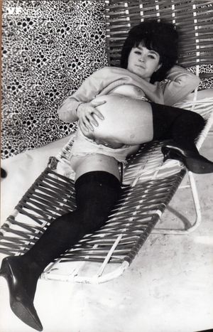 Salopes retros chattes poilues cuisses ouvertes et porte jarretelles