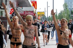 Femen-Aktivistinnen-protestieren-in-Hamburg