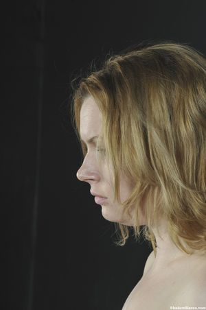 Amber West blonde grassouillette attachée nue et suspendue tete en bas