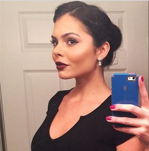 alana campos dark selfie