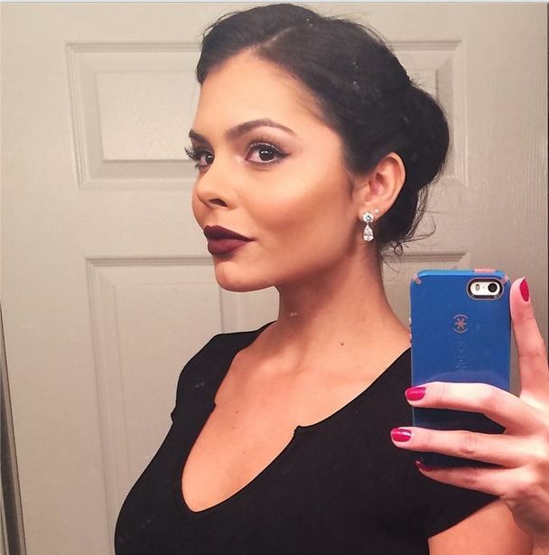 alana campos dark selfie