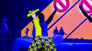 Katy Perry shaking her ass