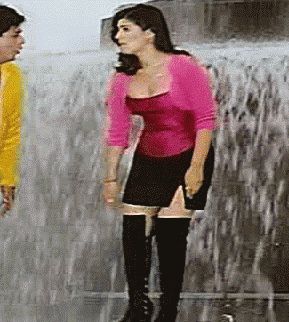 Twinkle Khanna flashing her pussy in a song!