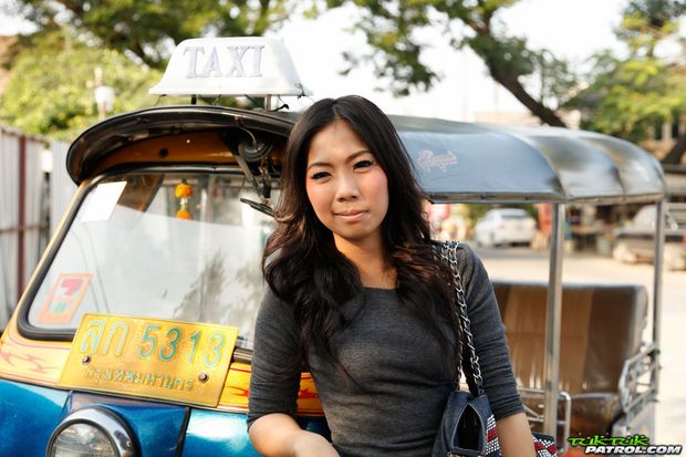 Sex Thai babe outside by Tuktuk