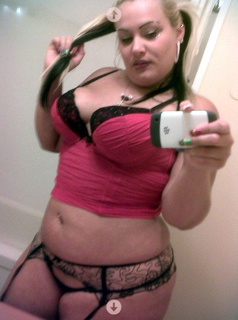Kinky blond tubby taking a selfie for craigslist