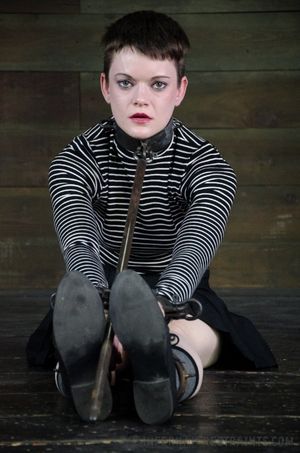 Orgasmes forcés jusqu'a l"evanouissement pour la petite salope attachée nue cuisses ouvertes a disposition de son maitre