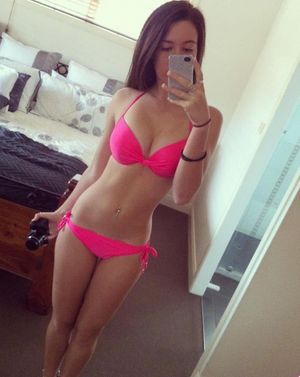 Sexy bikini teen selfpic