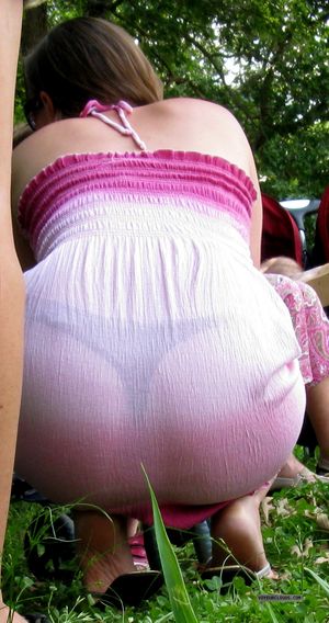 voyeur-voyeur:Voyeuring a mom with style in style.