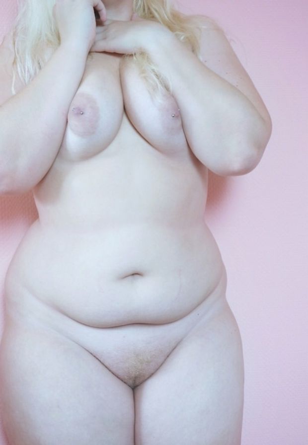 Chunky blonde with shaved pussy