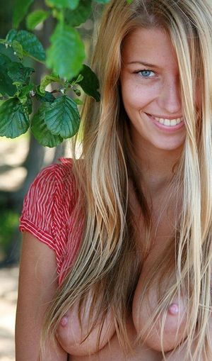 Blonde with beautiful smile and nice pink nipples