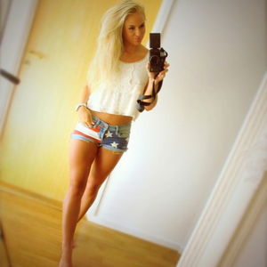 Hot leggy blonde Anna Nystrom in short daisydukes