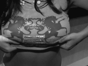 Brunette flashing us to her fantastic Breasts as she pulls up her Shirt