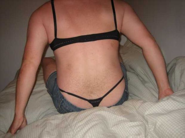 Lopes travesties en lingerie et collants nylon montrent leurs bites