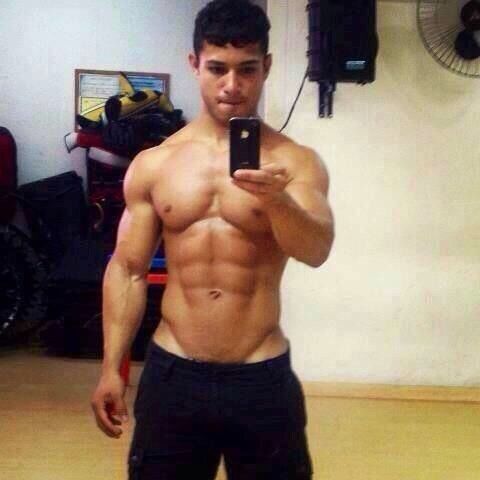 Reblog: musclehunkymen:
Sexy Brazilian muscle Leon Araujo.