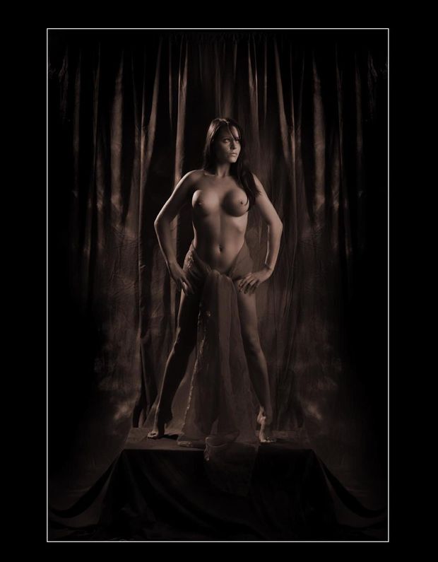 #ClippedOnIssuu from How to Photograph Modern Nude and Glamour How to Photograph Modern Nude and GlamourA Complete Guide to Lighting, Posing, Shooting and Editing You can learn how to capture your own creative and contemporary nude and glamour photograph