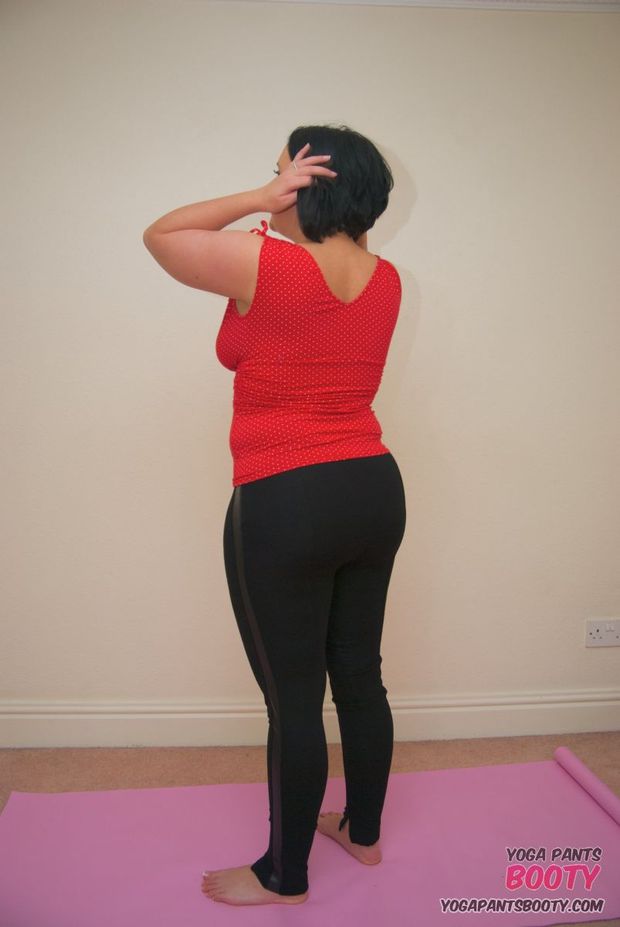 Sarah Jane thick butt in yoga pants