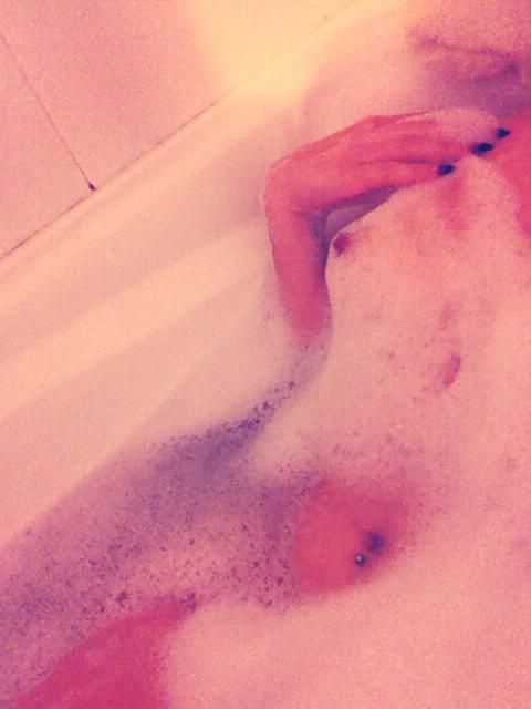 Reblog 
i took a bath today

I’m glad you decided to share...
