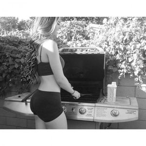 13 Pics Of The Beautiful Hannah Stocking In Yoga Pants