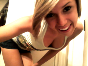 Sydney showin some sexy cleavage