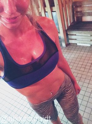 Alex Schmidt In Yoga Pants (5 pics, 2 videos)