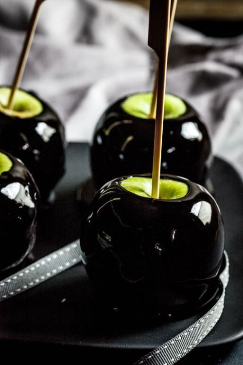 Reblog confectionerybliss:

Poison Toffee Apples for Halloween...